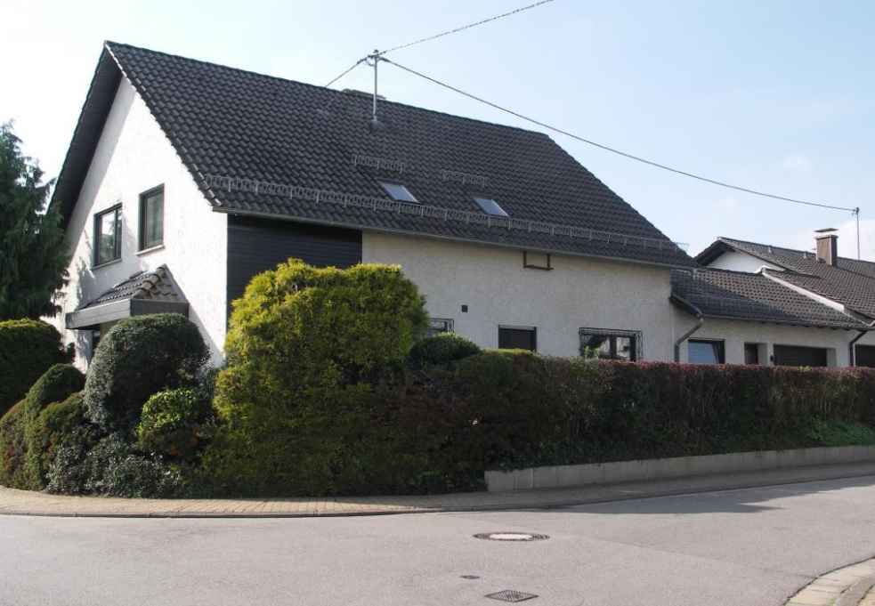 2 FH mit Nebengebäude 2 ZKB mit eigenem kleinen Garten - Eichenlaub und Dumont