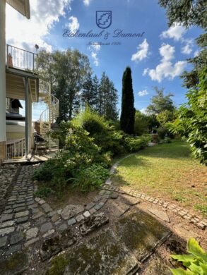 Sehr gepflegtes 2-Familienhaus mit Gartenparadies + Garage, 66773 Schwalbach, Zweifamilienhaus