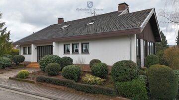 Freistehehendes Einfamilienhaus mit ELW und 2 Garagen in Top-Lage von Riegelsberg, 66292 Riegelsberg, Einfamilienhaus