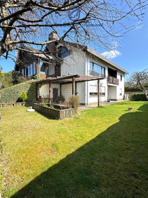 Freistehehendes Einfamilienhaus mit ELW und 2 Garagen in schöner Lage, 66292 Riegelsberg, Einfamilienhaus