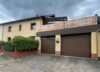 Einseitig angebautes Einfamilienhaus in zentraler Lage mit 2 Garagen - Front