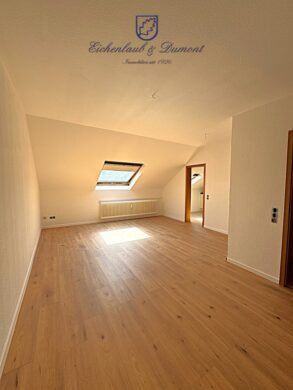 Frisch renovierte 3-Zimmer-Dachgeschosswohnung mit Einbauküche in zentraler Lage, 66292 Riegelsberg, Dachgeschosswohnung