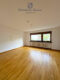 Großzügige Wohnung mit EBK, eigenem Eingang, Garten & 2 Stellplätzen - Zimmer 1 zur Straße