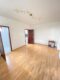 Renovierte 2-ZKB Single Wohnung mit EBK und Terrasse - Blick zu Küche und Bad