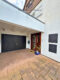 Einfamilienhaus mit Wintergarten, Garage + parkähnlichem Garten - Garage + Stellplatz