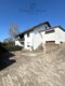 Freistehehendes Einfamilienhaus mit ELW, Garten und 2 Garagen - Garage und Stellplätze Rückseite
