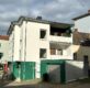 Voll vermietetes Wohn- und Geschäftshaus. Top-Rendite in zentraler Lage von Dudweiler - Rückseite mit Balkonen und Garage