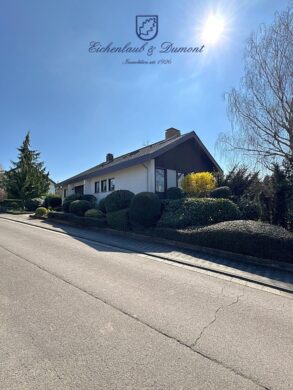 Freistehendes Einfamilienhaus mit ELW, Garten und 2 Garagen, 66292 Riegelsberg, Einfamilienhaus