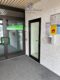 Modernes Bürogebäude im Gewerbegebiet Untertürkheimer Straße - Eingangsbereich mit Zugang Treppenhaus