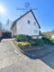 Freistehendes 1-2 Familienhaus in zentrums-und naturnaher Lage, sofort nutzbar - Hausansicht mit Garage