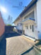 Freistehendes 1-2 Familienhaus in zentrums-und naturnaher Lage, sofort nutzbar - Hauseingang mit Carport + Stellplatz
