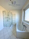 Großzügige 4 ZKB Wohnung mit Balkonn & Stellplatz in Dudweiler-Süd - Bad mit Wanne und Dusche Og