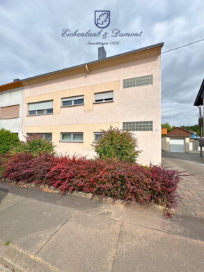 Gepflegtes 3-Familienhaus mit Garagen und Garten auf dem Heidstock, 66333 Völklingen, Mehrfamilienhaus